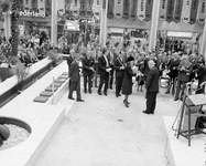 856132 Afbeelding van de officiële opening van het kantoor- en winkelcentrum Hoog in de Clarentuin (Achter Clarenburg) ...